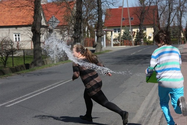 Poniedziałek zwyczajowo przeznaczony jest na odwiedzanie dalszej rodziny i przyjaciół, podczas gdy Niedzielę Wielkanocną spędza się w gronie najbliższych.