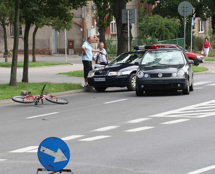 Mlody rowerzysta wpadl pod samochód na przejściu dla...