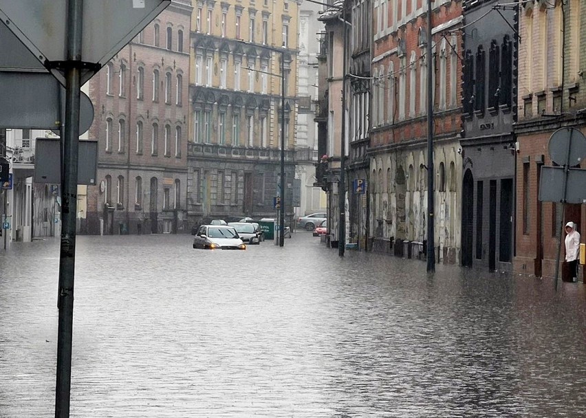 Zalana ul. Piłsudskiego w Bytomiu...