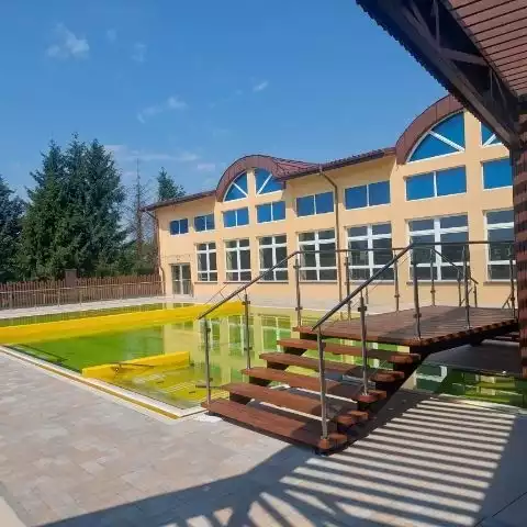Tak obecnie prezentuje się basen termalny w Kazimierzy Wielkiej. Trwają ostatnie odbiory techniczne. Więcej na kolejnych zdjęciach