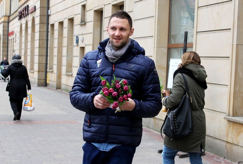 Tulipan na Dzień Kobiet od piłkarzy GKS Tychy [ZDJĘCIA]