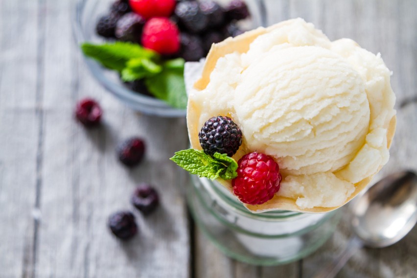 Tradycyjne włoskie lody gelato przygotowywane są na bazie...