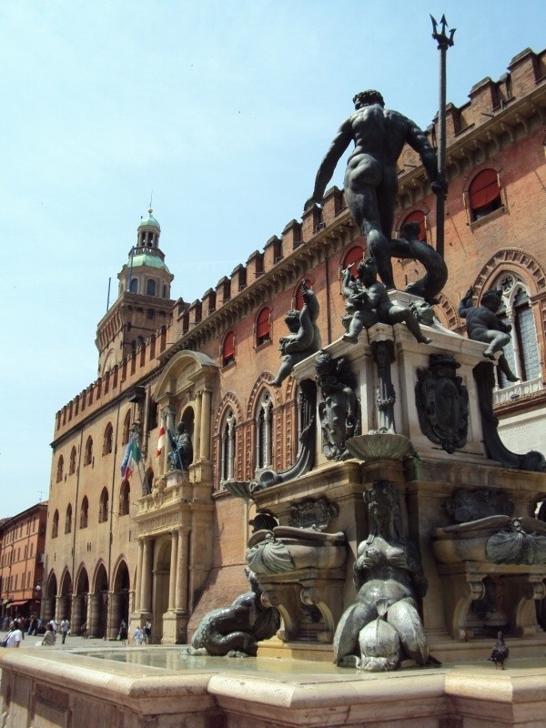 Piazza dell Nettuno w Bolonii. Gdzie turysta nie pójdzie, w...