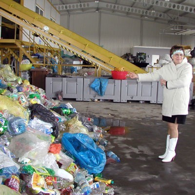 - Zwiezione śmieci stają się surowcem wtórnym po selekcji. To, co wartościowe, trafia potem do obrotu w postaci nowych opakowań - tłumaczy zasady recyklingu Celina Rudzińska.