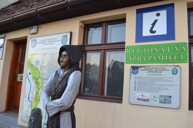 Punkt Informacji Turystycznej w Koronowie. Do wejścia zachęcają cystersi...