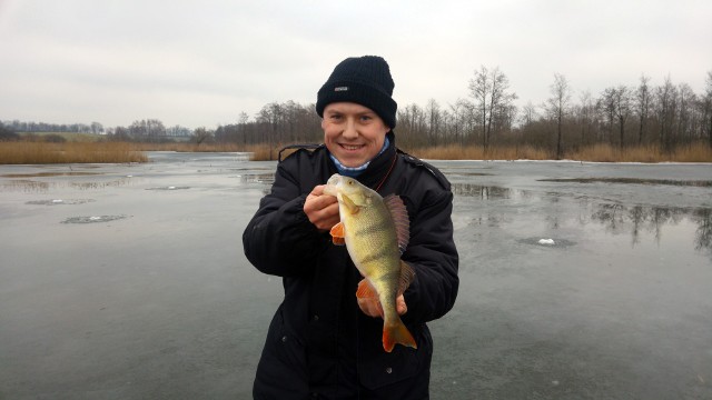 Sympatyk rubryki Ryby Sezonu Michał Zieliński w przedostatnią niedzielę stycznia w okolicy Lubostronia wyholował spod lodu okonia, mierzącego 40 cm. Ryba została wypuszczona z powrotem do jeziora