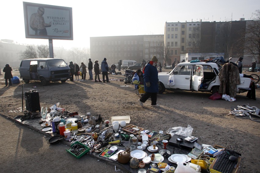 Plac Wróblewskiego w grudniu 2008 roku. Targowisko wszystkim...