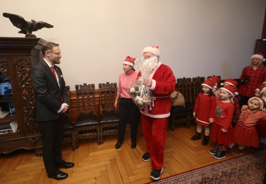 Paczki od Mikołaja dla dzieci z Przedszkola Publicznego „Żagielek” w Szczecinie