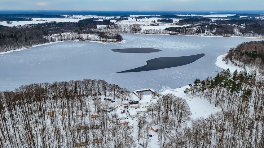 Jezioro Jeleń w zimowej aurze.
