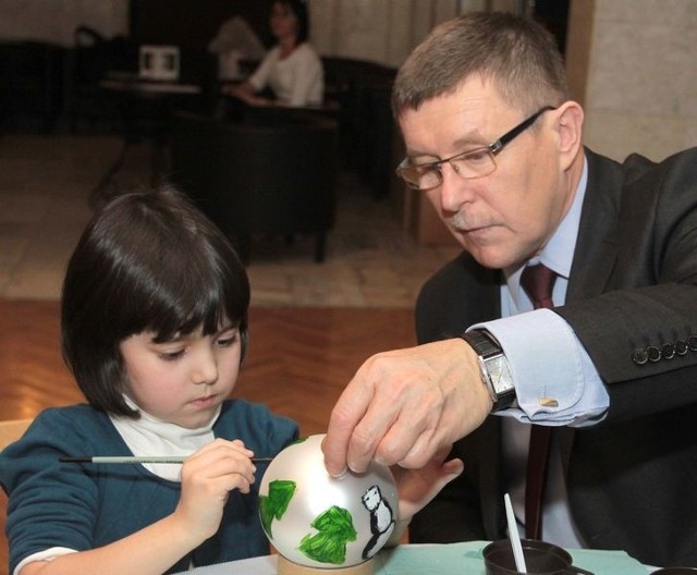 Poseł Zbigniew Kuźmiuk malował bombkę z wnuczką Leną.