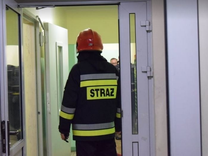 Pożar na ul. Piotrkowskiej. Spłonęło mieszkanie na 10. piętrze wieżowca. 4 osoby ranne [zdjęcia]