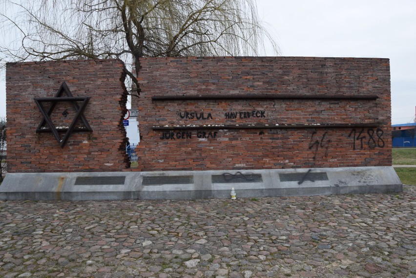 Nazistowskie symbole na Pomniku Pamięci Żydów w Częstochowie...