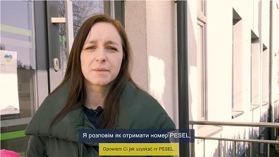 Pani Olia, obywatelka Ukrainy prezentuje, jak otrzymać numer PESEL. Materiał wideo umieściła na swojej stronie gmina Szydłowiec.