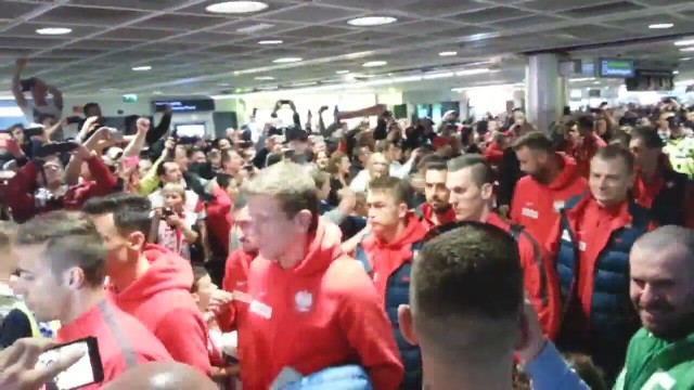"Polacy, gramy u siebie!". Kibice żywiołowo przywitali reprezentację na lotnisku w Dublinie