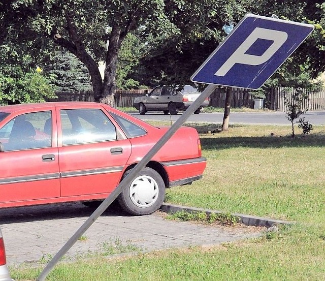Zniszczony znak drogowy przy jednym z parkingów samochodowych na tarnobrzeskim osiedlu Dzików.