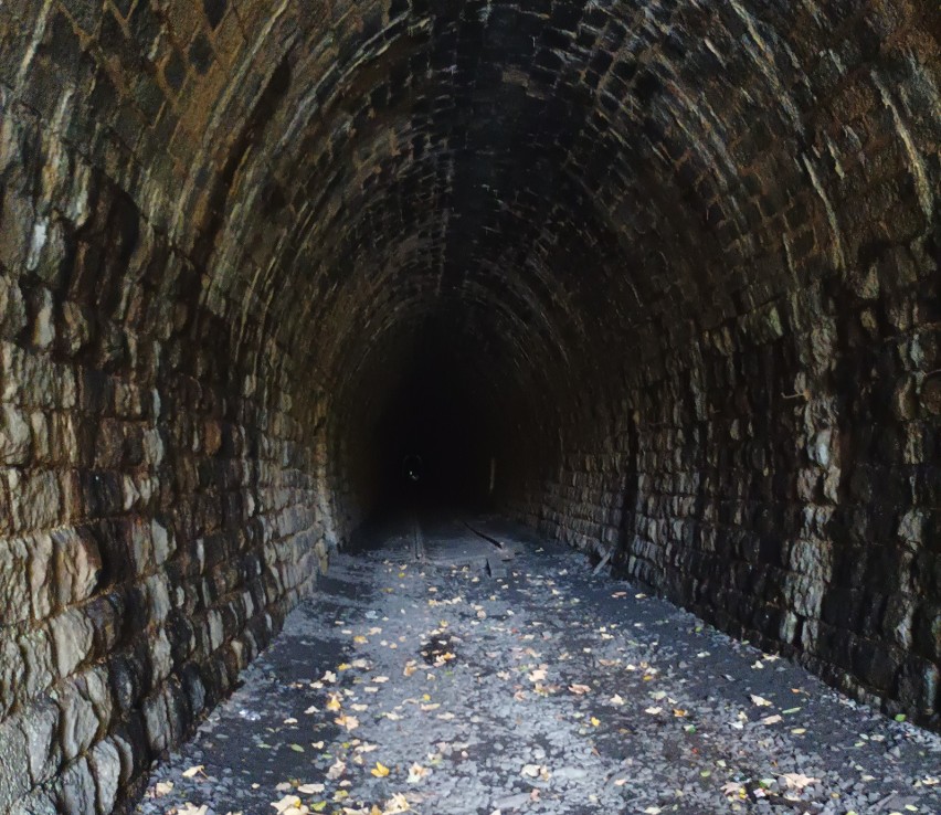 Tunel ma długość 1025 metrów i jest lekko wygięty w łuk....