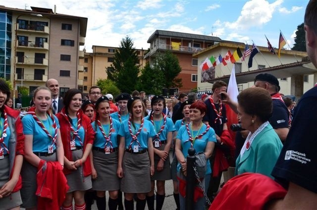 Świętokrzyscy harcerze śpiewają dla Karoliny Kaczorowskiej, wdowy po prezydencie Kaczorowskim.