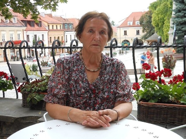 Zofia Kołodziejska mieszka w Sandomierzu. Jest emerytowaną nauczycielką. Wolny czas poświęca na pokazywaniu turystom uroków Sandomierza.