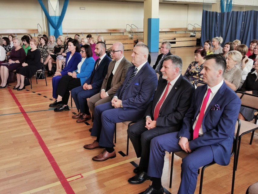 Nauczyciele z gminy Kunów zostali nagrodzeni z okazji Dnia Edukacji Narodowej. Zobacz zdjęcia