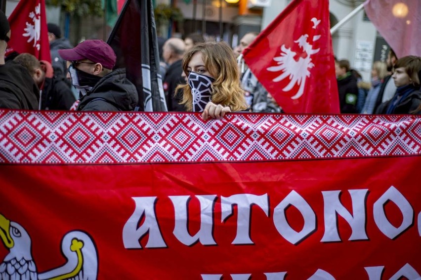 Kilkaset osób wzięło udział w Marszu Zwycięstwa, który w...