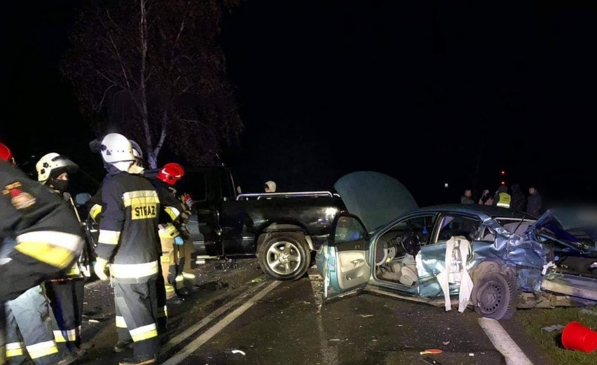 Wypadek na DW627 na odcinku Jelonki - Malinowo Stare. Zderzyły się dwa samochody osobowe, 18.11.2020