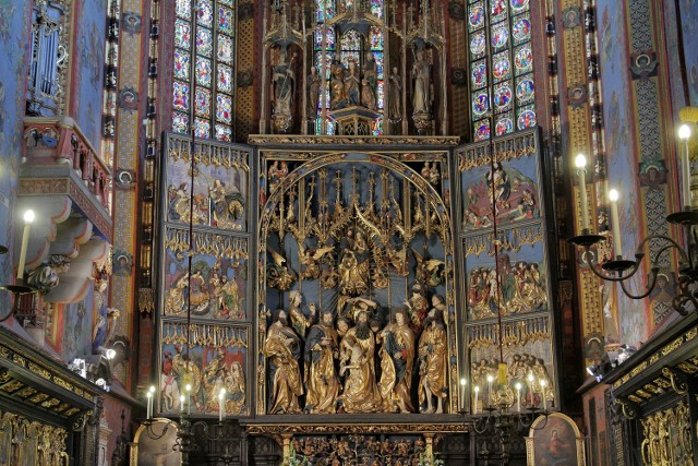 Główna część ołtarza (w środku) przedstawia scenę Zaśnięcia Najświętszej Maryi Panny. Figury do niej wyrzeźbił niewątpliwie sam Wit Stwosz.