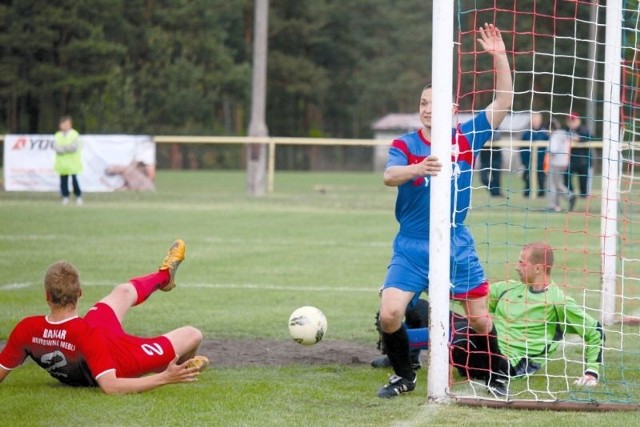 Piłkarze z Wasilkowa (niebieskie stroje) sprawdzą w sobotę formę liderującego Magnata Juchnowiec