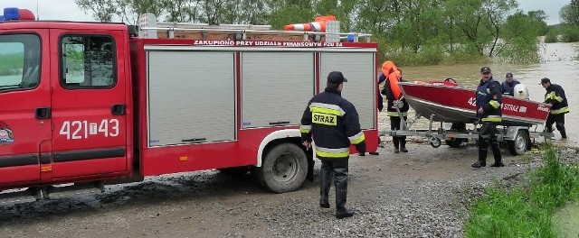 Kazimierscy strażacy pełnią teraz całodobowe dyżury.