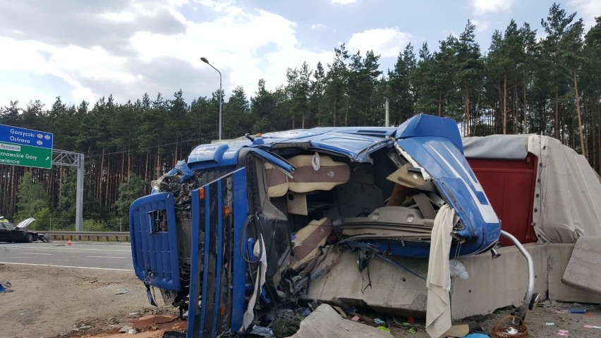 Kierowca ciężarówki zginął na S1 w Mierzęcicach. Kierujący osobówką zawracał w niedozwolonym miejscu. Prokuratura wszczęła śledztwo