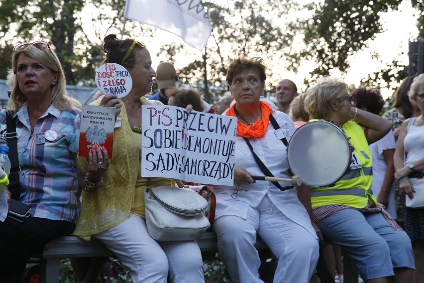 Protest w obronie sądów przed budynkiem Senatu w Warszawie