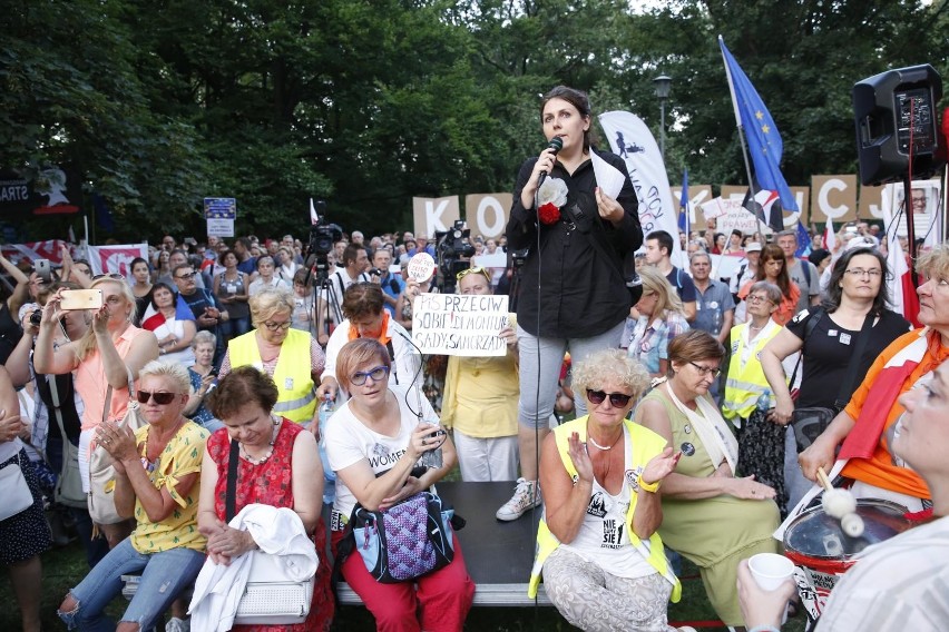 Protest w obronie sądów przed budynkiem Senatu w Warszawie