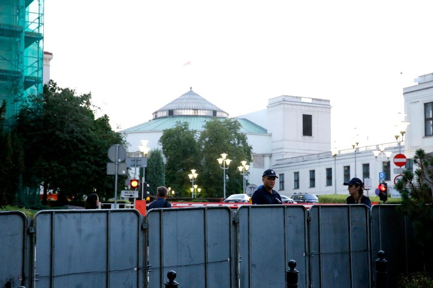 Protest w obronie sądów przed budynkiem Senatu w Warszawie