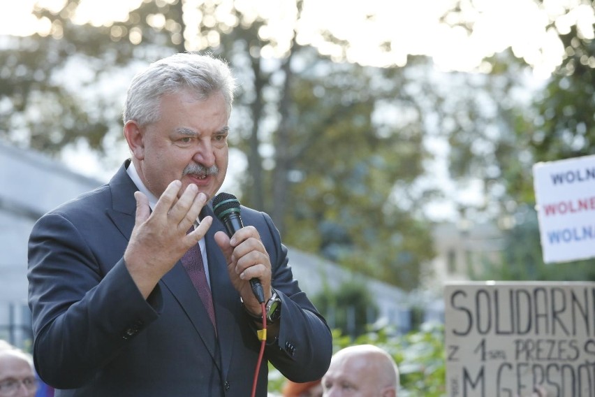 Protest w obronie sądów przed budynkiem Senatu w Warszawie