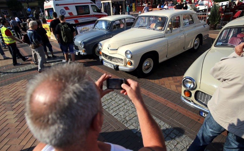 Zabytkowe auta pojawiły się na Starym Rynku w Chojnicach