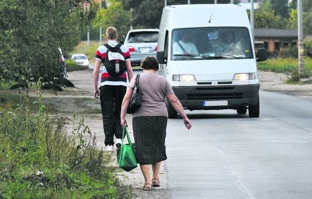 Przejście ul. Pod Skarpą jest niebezpieczne nie tylko dla dzieci. Dorośli też muszą bardzo uważać 