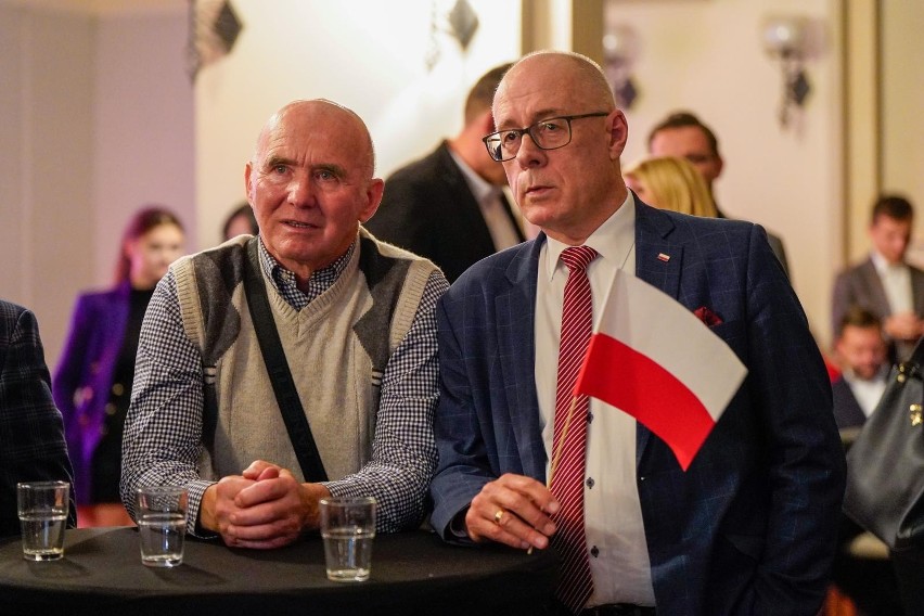 Oficjalny entuzjazm po ogłoszeniu pierwszego sondażu powyborczego i powściągliwe uśmiechy na wieczorze wyborczym PiS w Gdańsku
