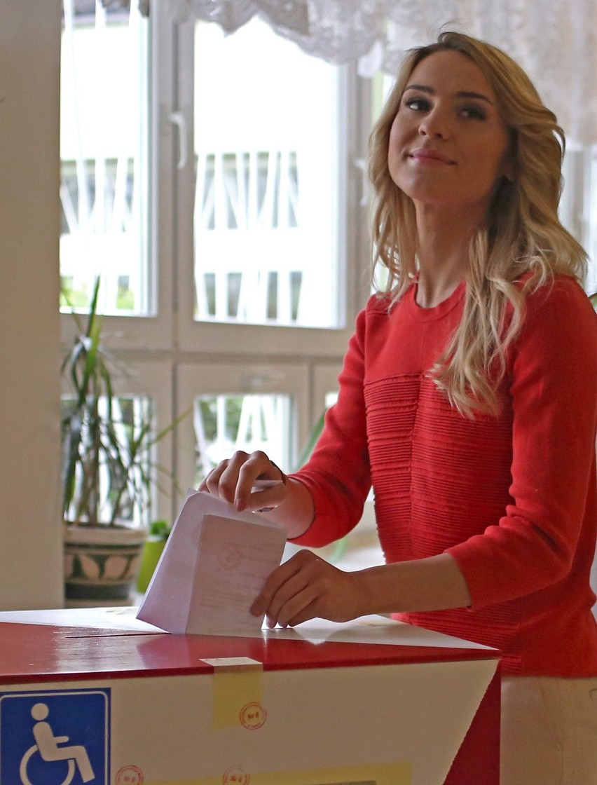 Wybory prezydenckie 2015: Korwin-Mikke głosował z wnuczkami, Duda z żoną i córką... [ZDJĘCIA][VIDEO]
