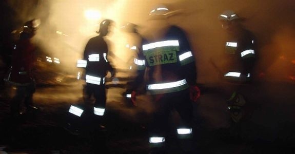 W akcji biorą udział cztery ekipy strażaków.