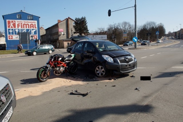 W niedzielę (8 kwietnia) przed godz. 11 doszło do wypadku na skrzyżowaniu ul. Garncarskiej i Wiejskiej w Słupsku. Kierująca osobową toyotą, zajechała drogę prawidłowo jadącemu motocykliście, poruszającemu się ul. Garncarską w kierunku ul. Gdańskiej. Motocyklista trafił do szpitala. Skrzyżowanie w miejscu wypadku od strony ul. Garncarskiej, zostało zamknięte. Ruch zostanie przywrócony po skończeniu pracy techników policyjnych. Dokładne przyczyny wypadku ustala teraz policja.  