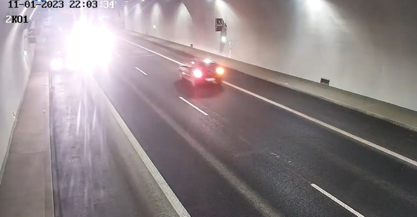 Kierowca tego samochodu zawrócił w tunelu na zakopiance (S7)...