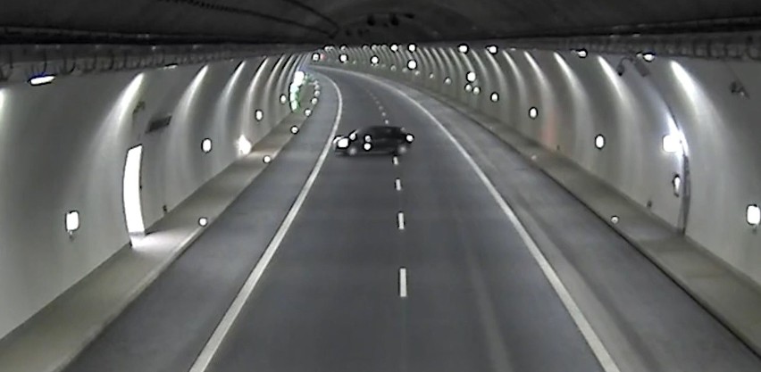 Kierowca tego samochodu zawrócił w tunelu na zakopiance (S7)...