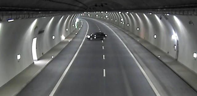 Kierowca tego samochodu zawrócił w tunelu na zakopiance (S7) i wyjechał z niego pod prąd. Inni kierowcy byli przerażeniZobacz kolejne zdjęcia. Przesuwaj zdjęcia w prawo - naciśnij strzałkę lub przycisk NASTĘPNE
