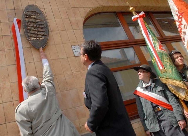 Odsłonięcia pamiątkowej tablicy dokonali: Włodzimierz Bogucki i Janusz Kubicki