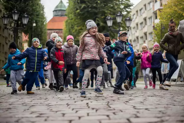 Słupska Jesień z Astrid Lindgren. Częścią tego wydarzenia były działania plenerowe organizowane przez Centrum Sztuki Dziecka z Poznania pn. Podwórko Bullerbyn w środę na ul. Nowobramskiej w okolicach Kafeiny.