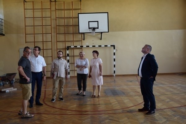Zarząd Powiatu Włoszczowskiego sprawdzał ostatnio stan przygotowań w Zespole Szkół numer 3 imienia Stanisława Staszica we Włoszczowie.