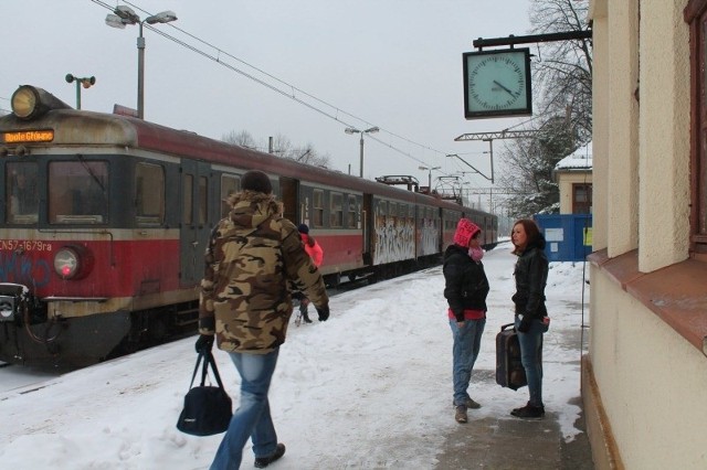Po zamknięciu linii młodzież z Zawadzkiego straci możliwość dojazdu do szkół, a dorośli nie będą mieli jak dostać się do pracy. Obecnie tamtejsza stacja obsługuje codziennie ponad 500 podróżnych.