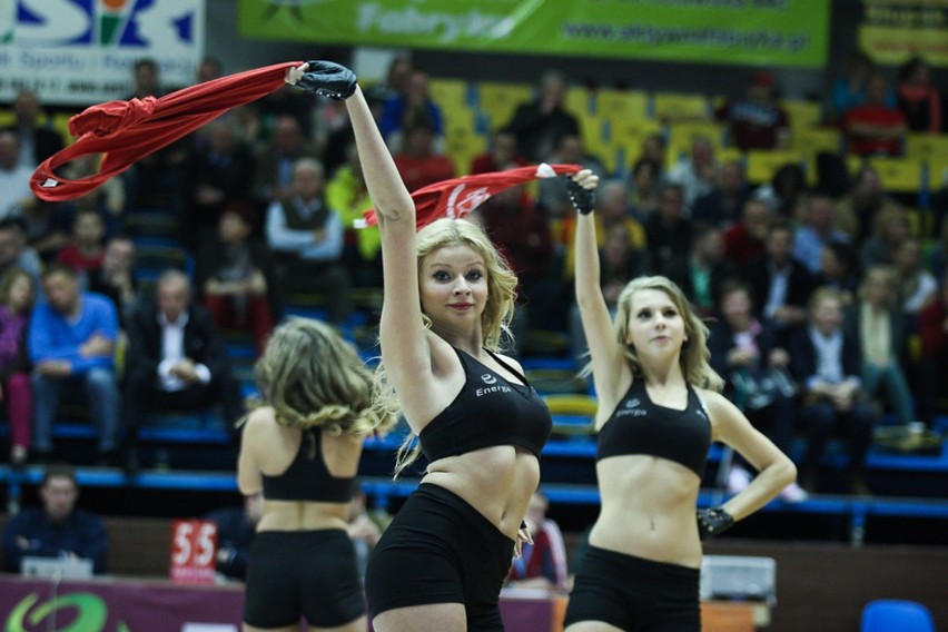 Występ słupskich cheerleaders podczas meczu Energi Czarnych...
