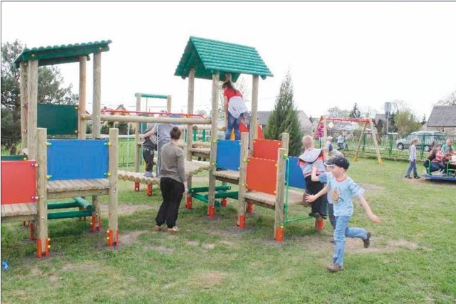 Nowoczesny i kolorowy plac zabaw stanął tuż obok Szkoły Podstawowej w Borkowie