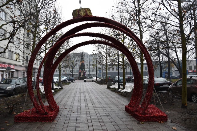 Iluminacje w Sosnowcu kosztowały 840 tysięcy złotych. Instaluje je, w ramach umowy podpisanej w ubiegłym roku na dwa lata, podwarszawska firma Mulitidekor.