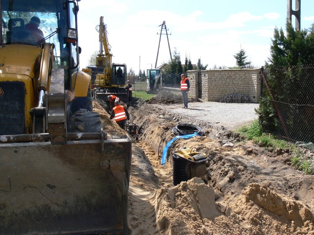 Trwa budowa kanalizacji na ulicy Polnej w Sandomierzu. Do sieci podpiętych zostanie ponad 40 budynk&oacute;w.